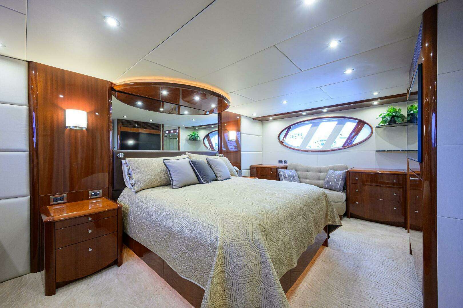 2007 Lazzara Yachts 80 Enclosed - Image 14