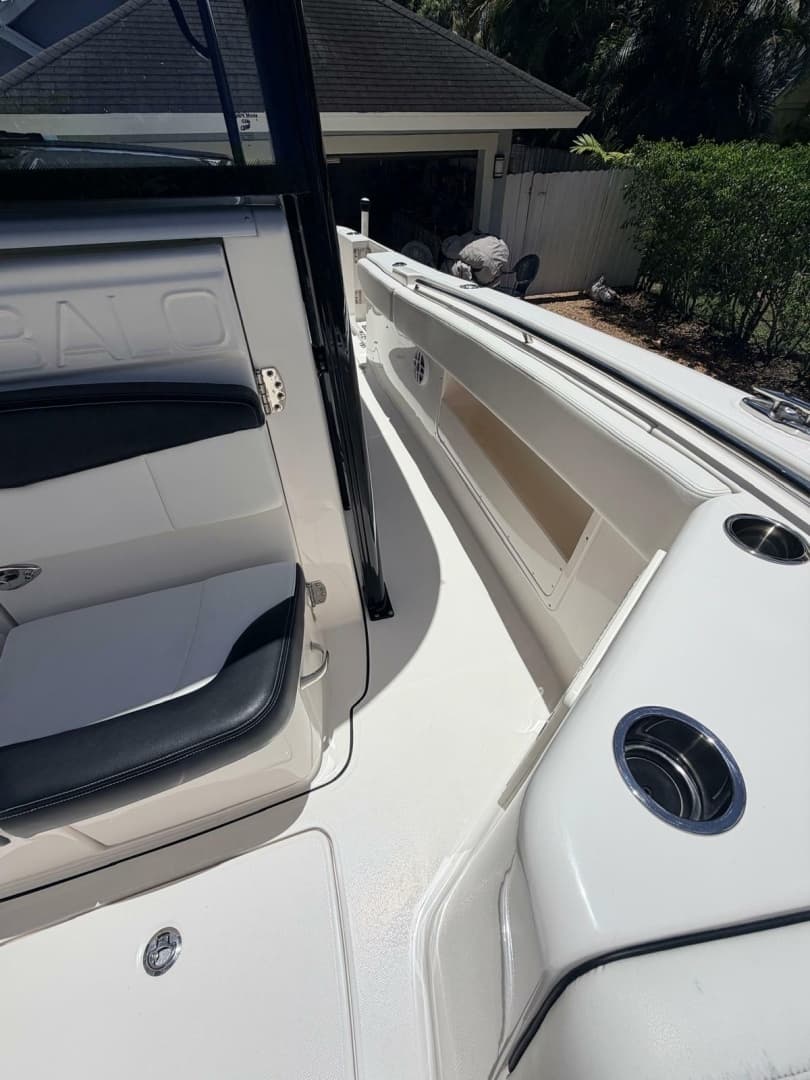 2022 Robalo R302 Center Console - Image 19