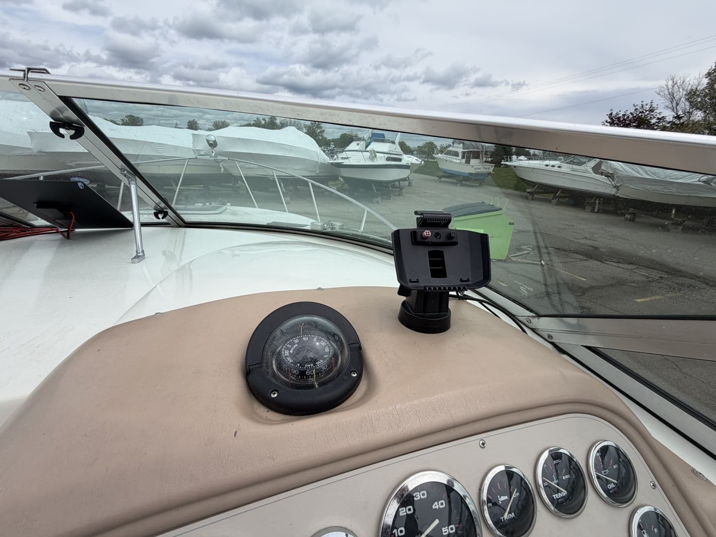 1998 Rinker 266 Fiesta Vee - Image 38