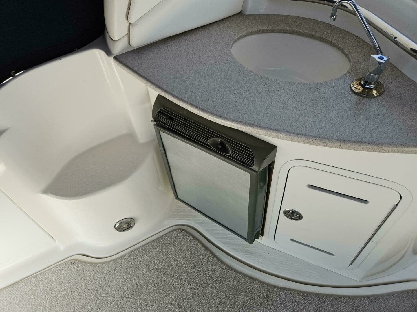 2004 Sea Ray 320 - Image 6