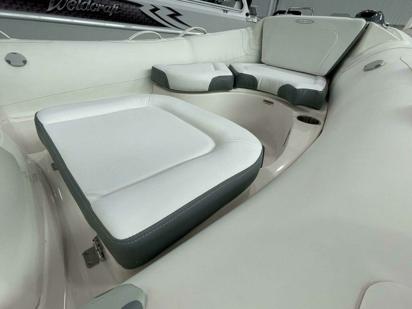 2025 Zodiac Yachtline 490 Deluxe NEO - Image 5