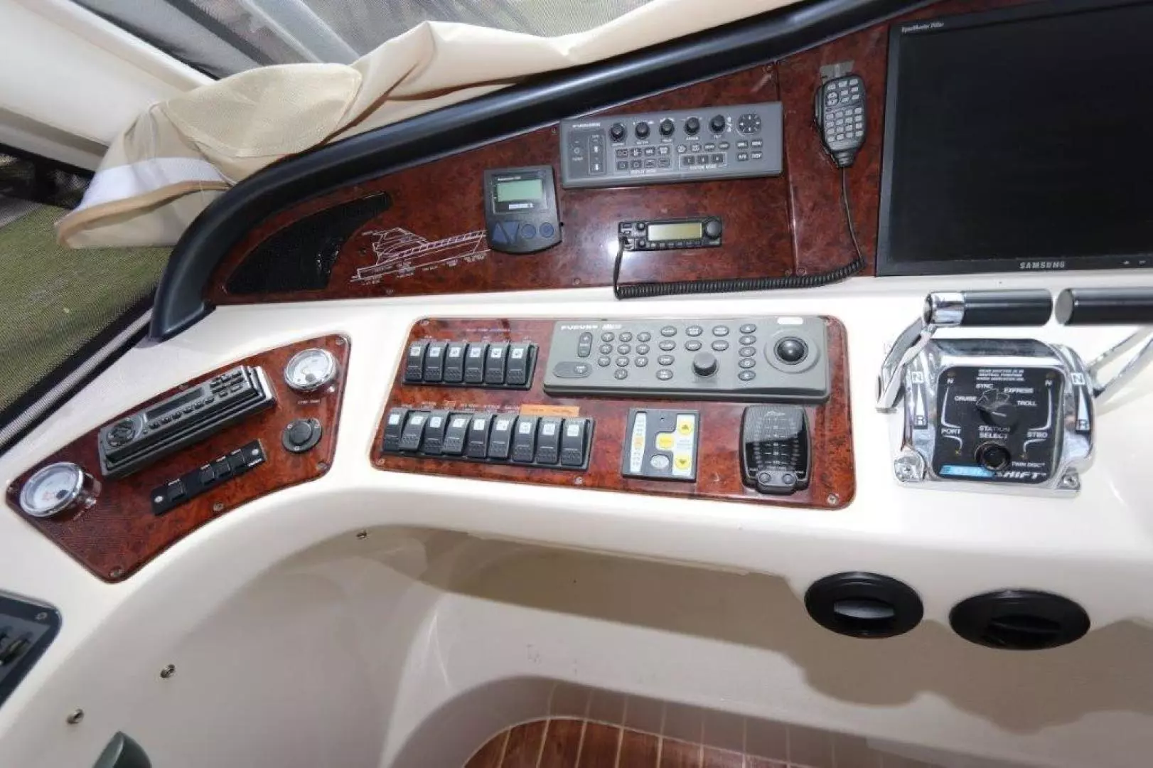 2004 Riviera Enclosed Flybridge - Image 31