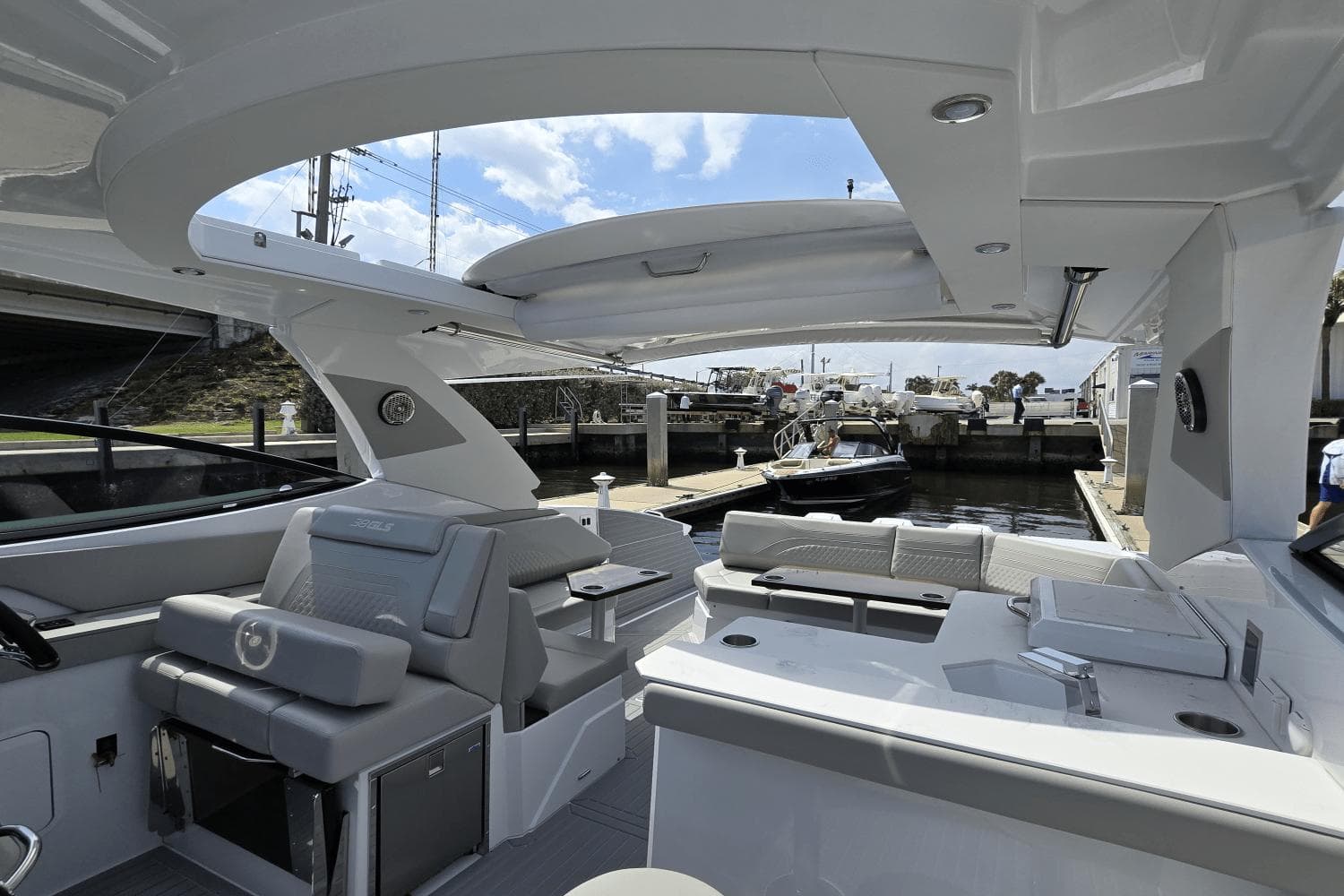 2024 Cruisers Yachts 38 GLS OB