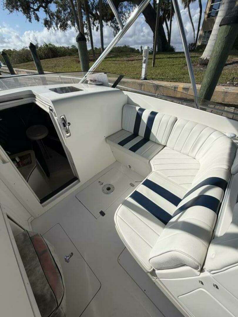 2003 Intrepid 310 - Image 21