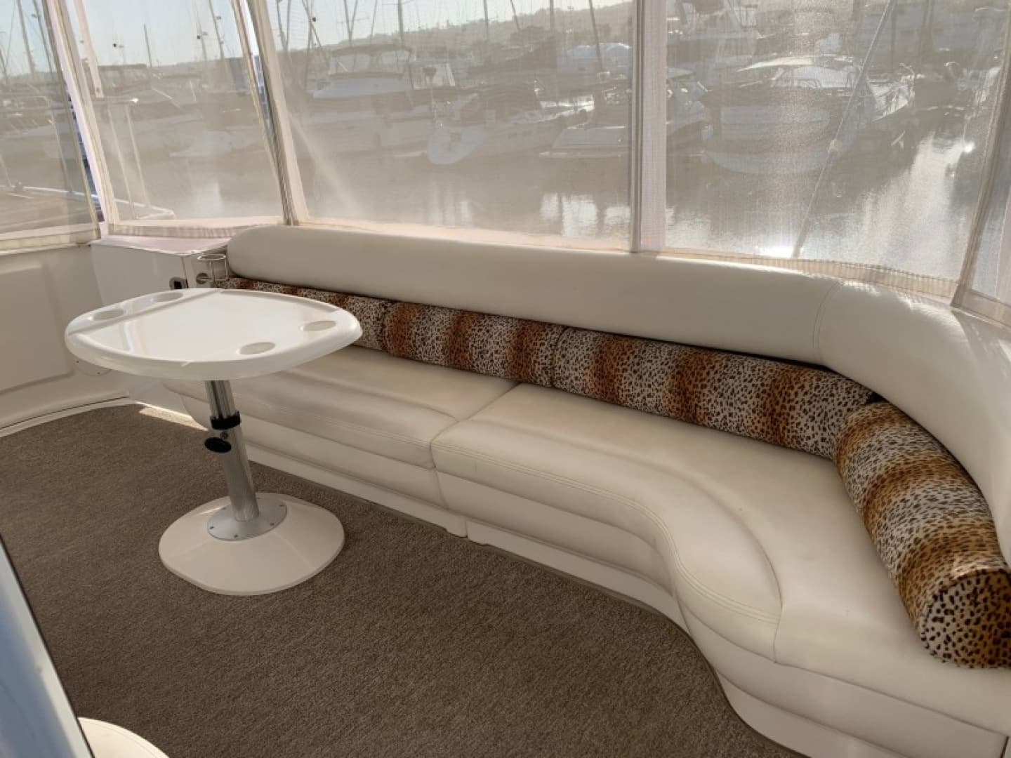 2004 Sea Ray 390 Motor Yacht - Image 12