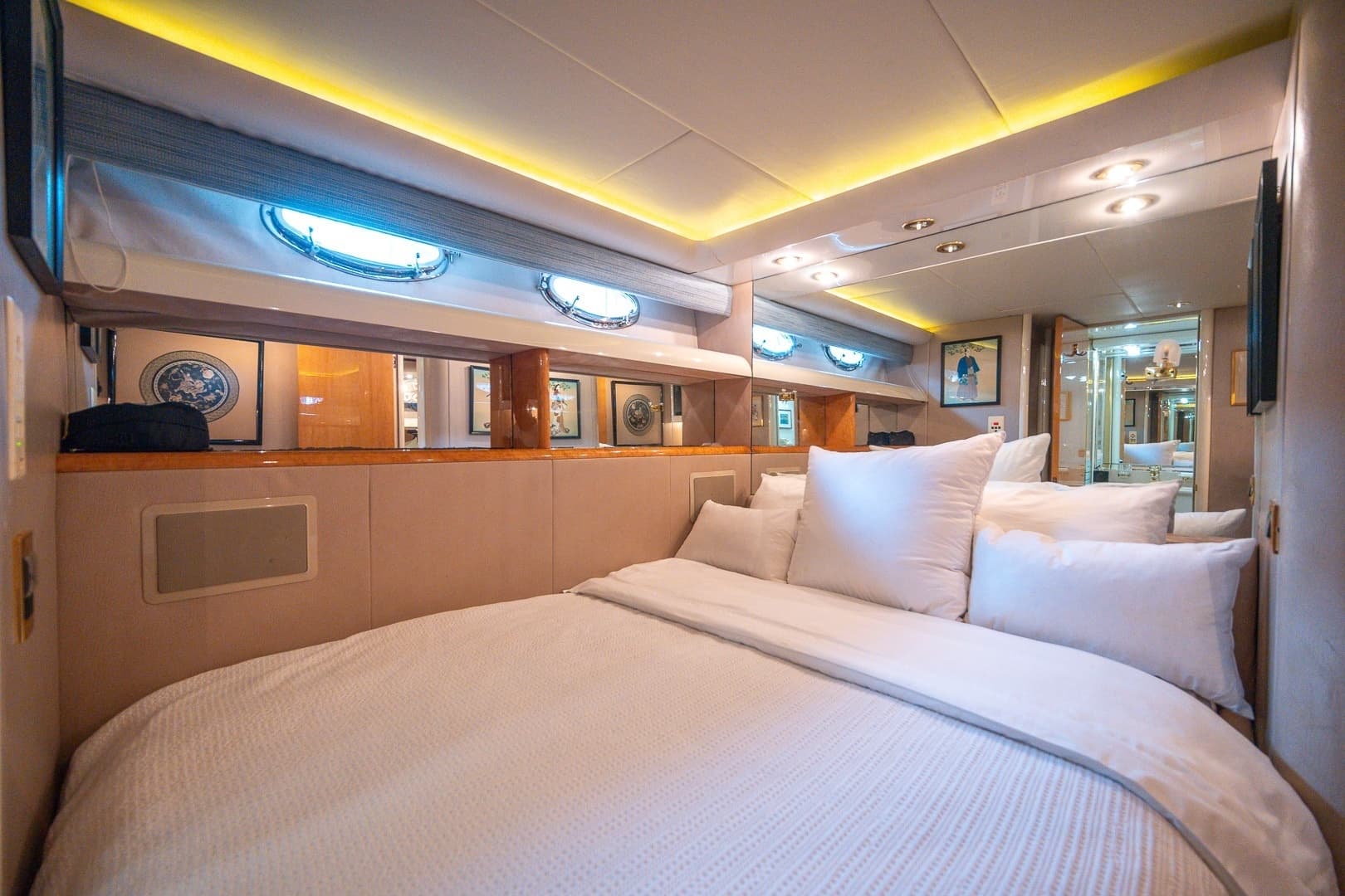 2000 Lazzara Yachts 76 Skylounge - Image 30
