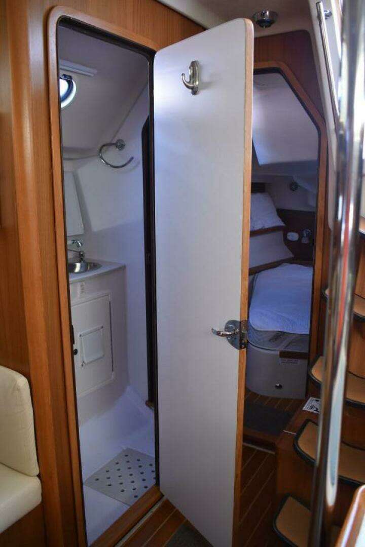 2016 Catalina 445 - Image 23