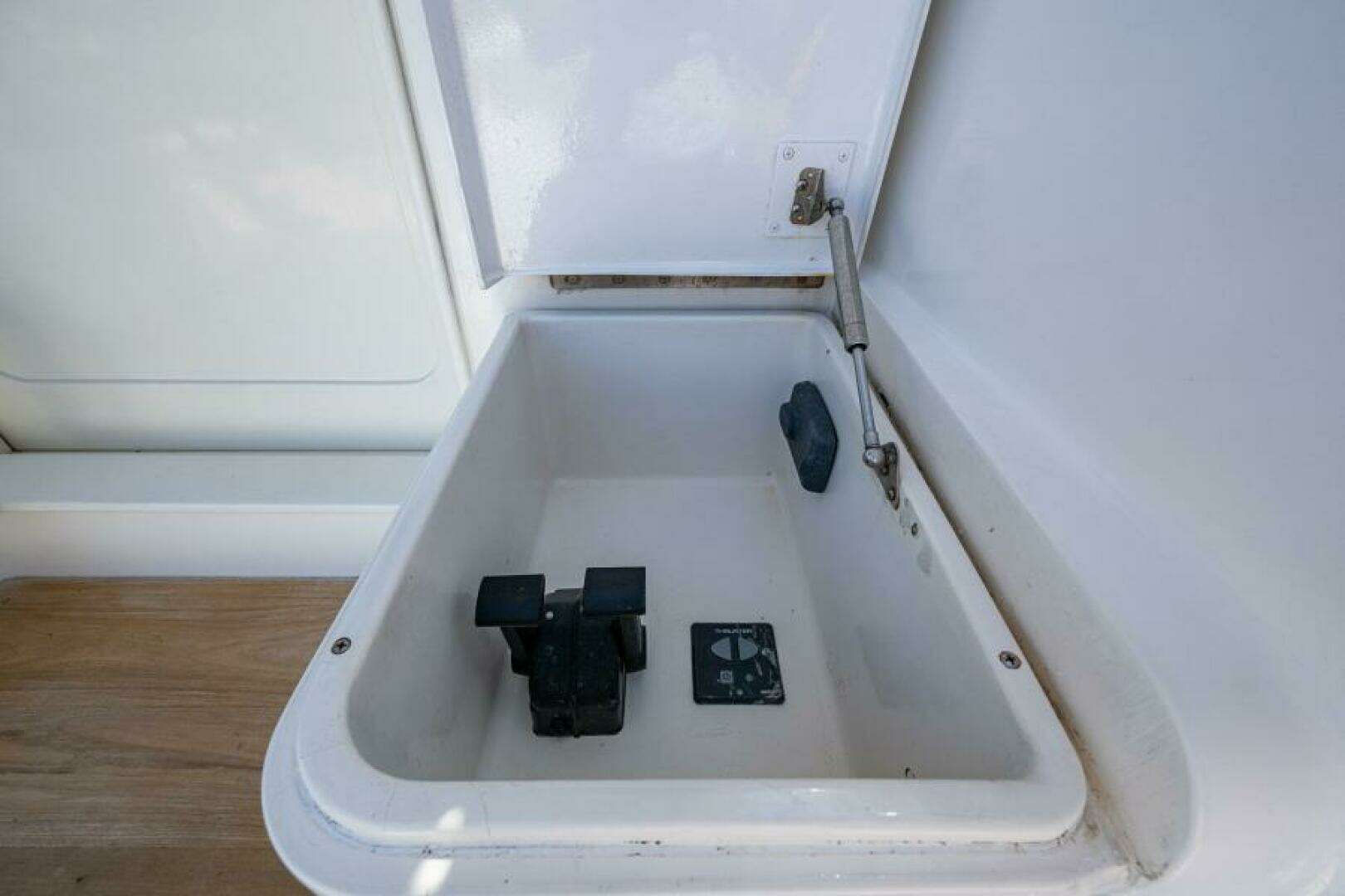 1999 Ocean Yachts 60 Convertible - Image 15