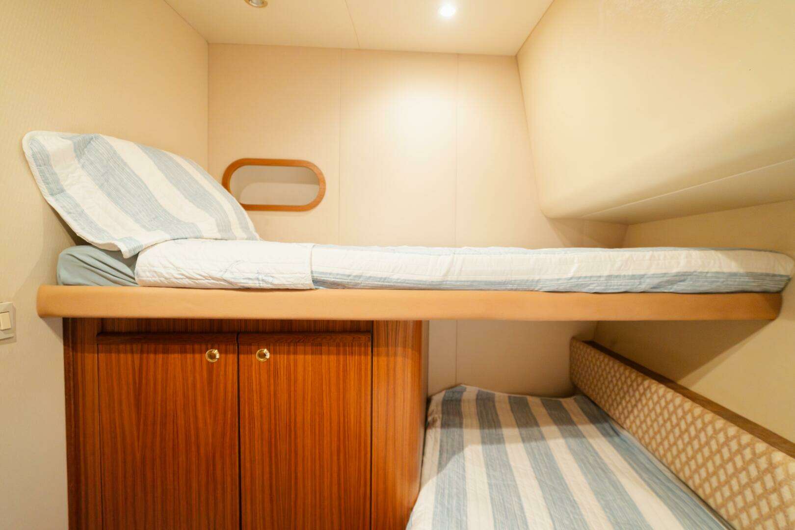 1999 Bayliner 5788 - Image 44