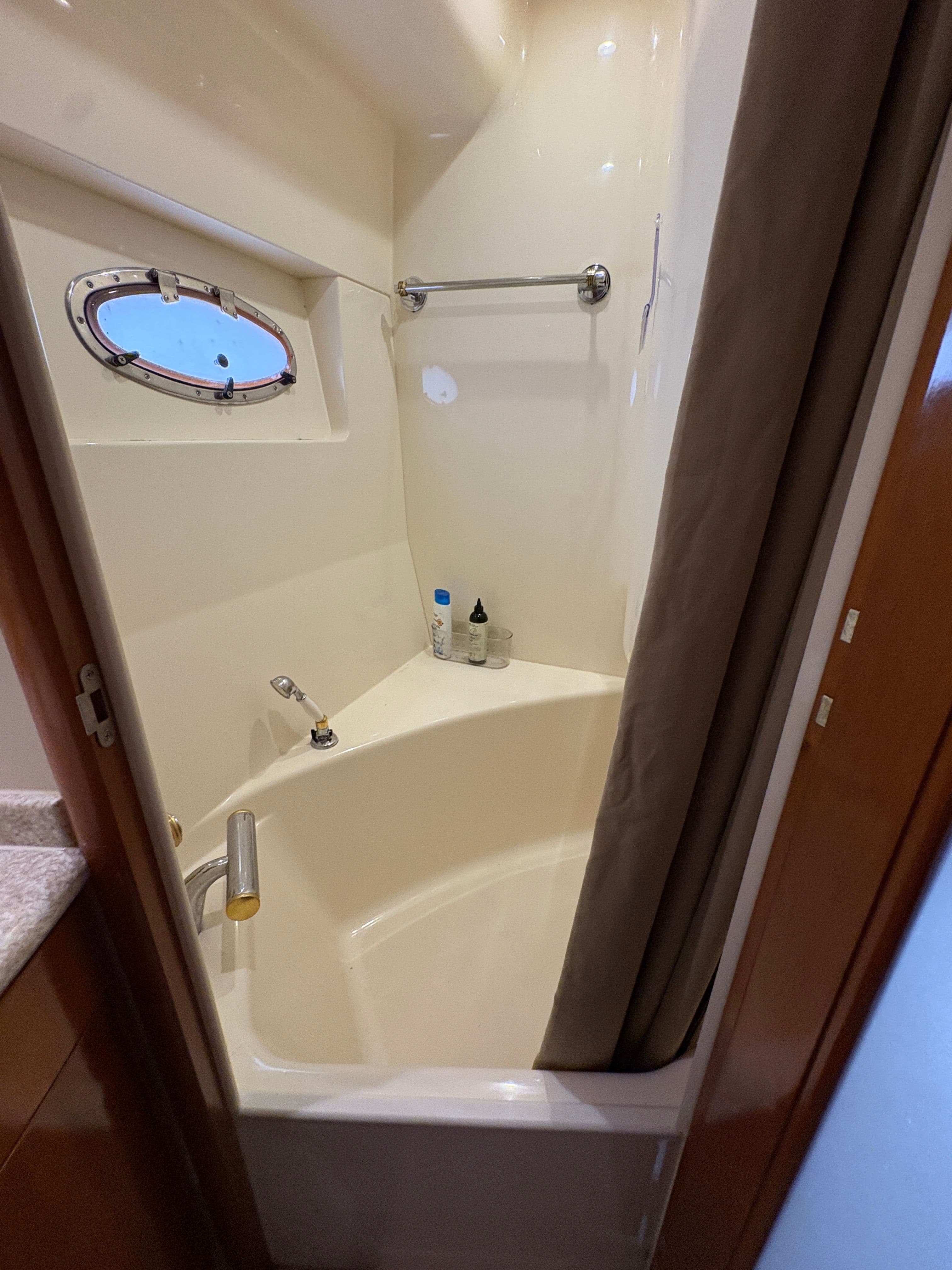Shower in Carver 530 Voyager Pilothouse, year 2000.