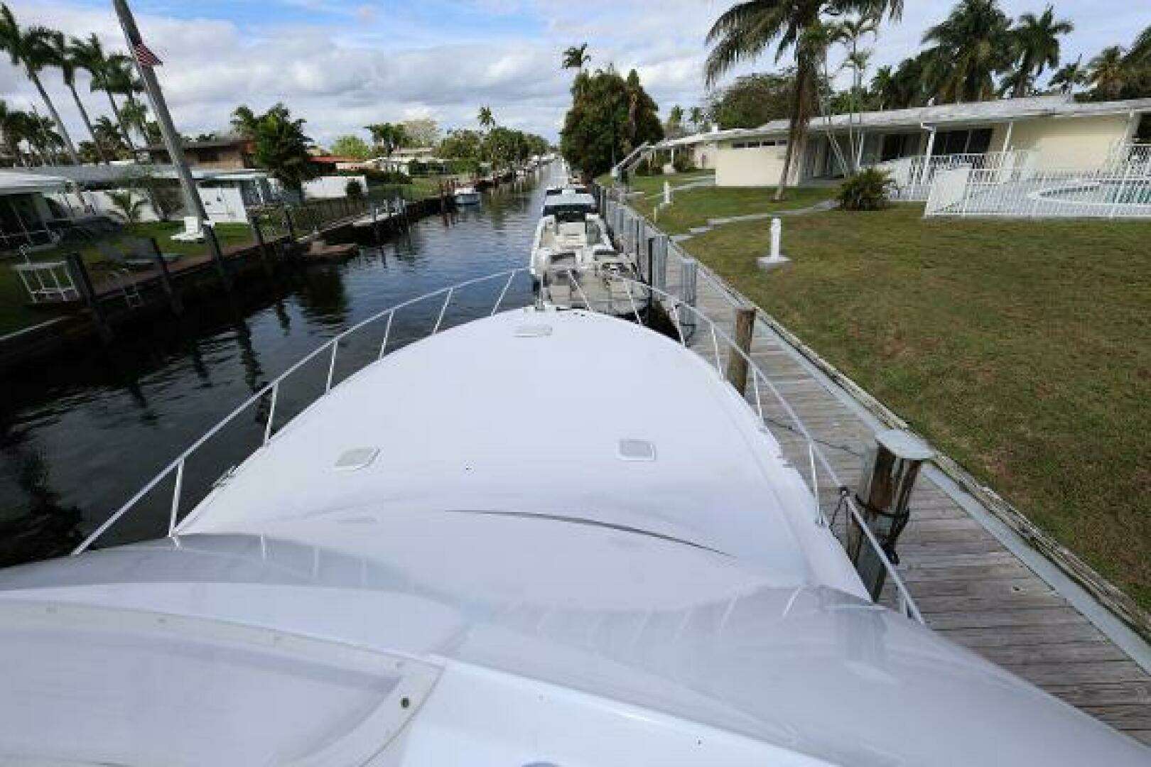 2005 Viking 52 Convertible - Image 10