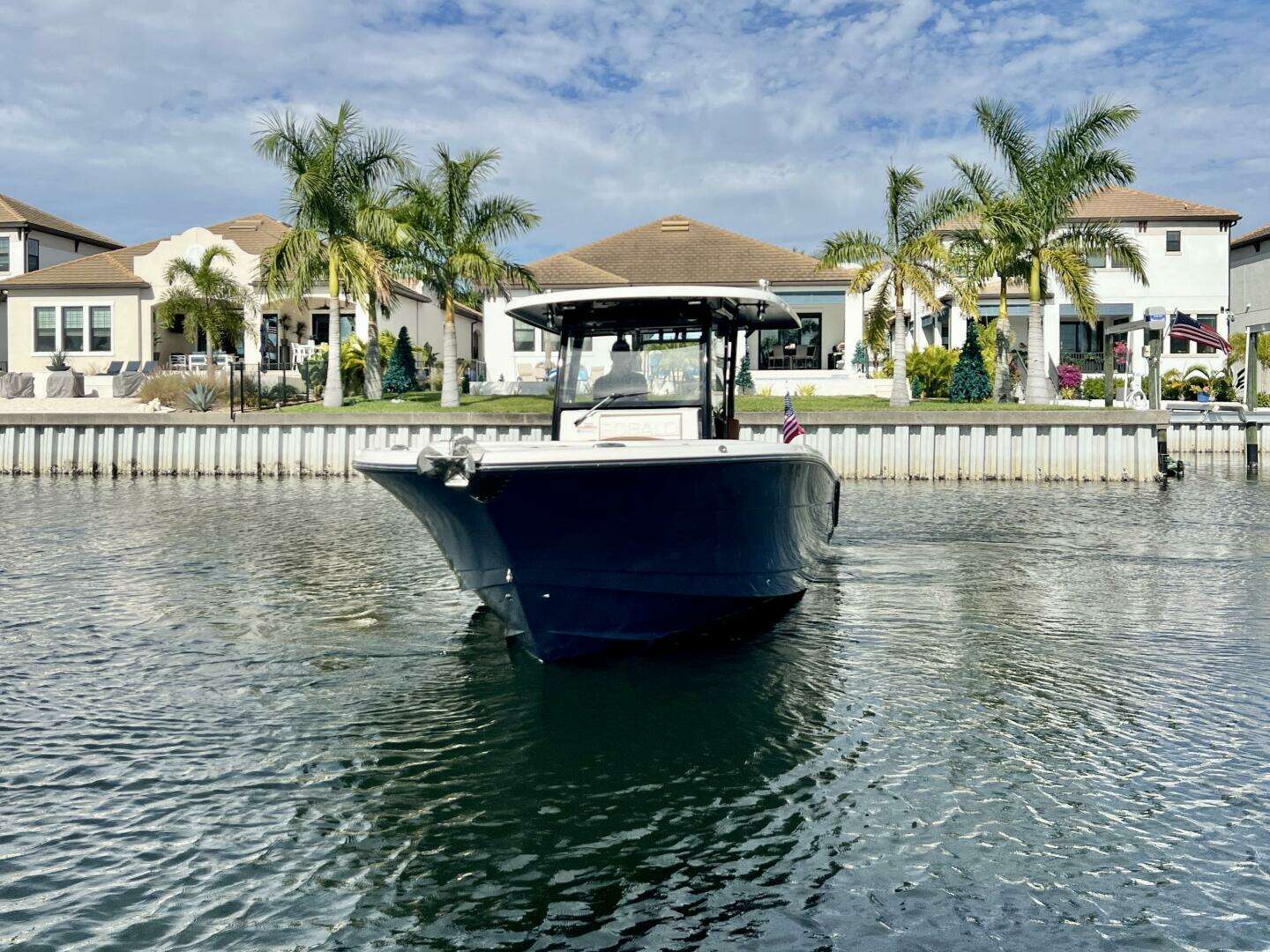 2025 Robalo R302 Center Console - Image 4