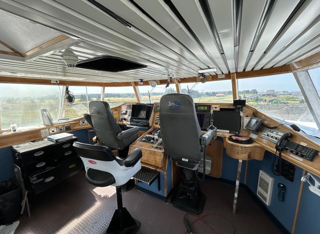 Boat cockpit interior with control panels and chairs, CNM Evolution 1997 model.