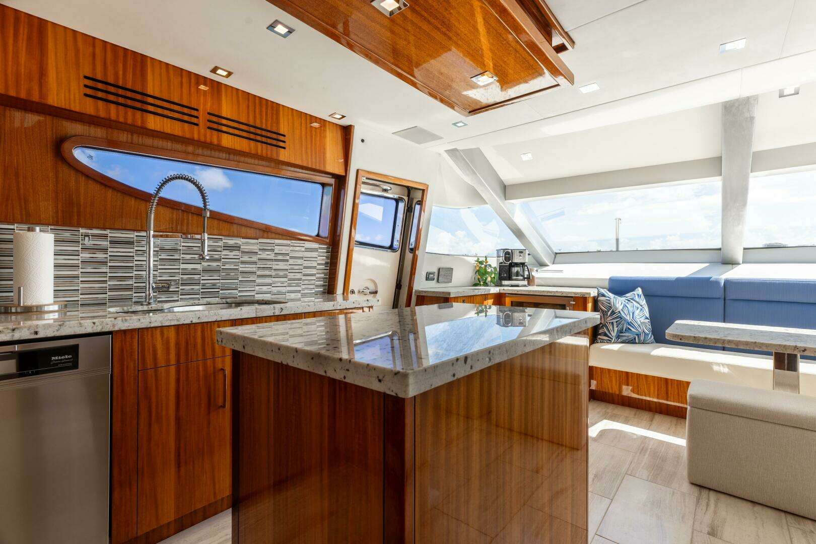 2014 Hatteras 80 - Image 29