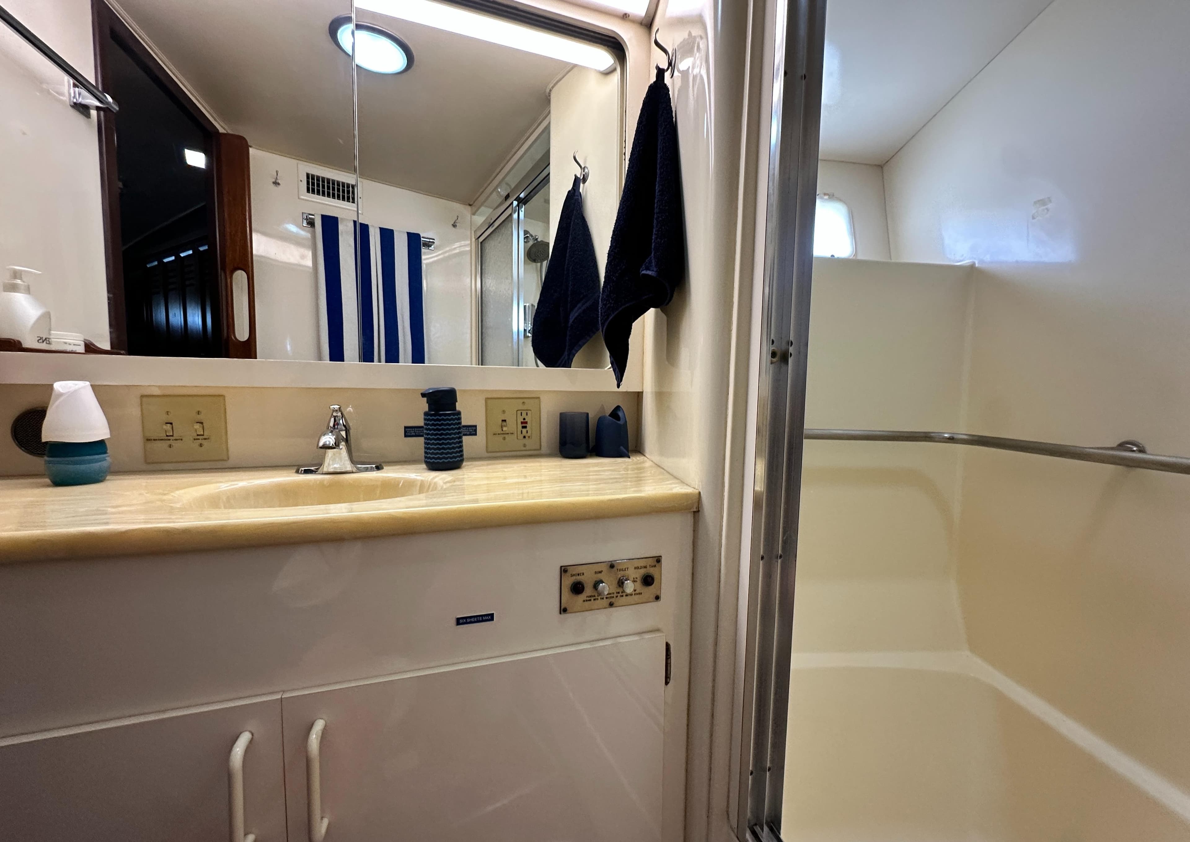 1988 Hatteras 65 Convertible - 94