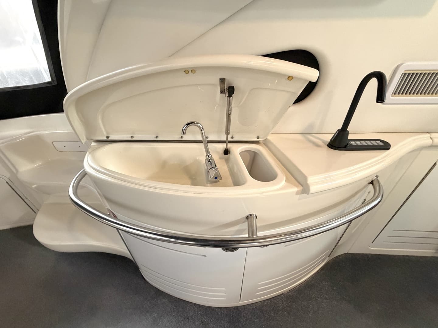 2001 Sea Ray 510 Sundancer 800 CAT - Image 15