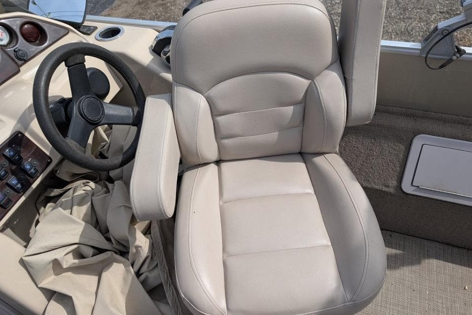 Captain's chair and steering wheel of 2016 Sylvan Mirage Fish 8520 CNF boat.