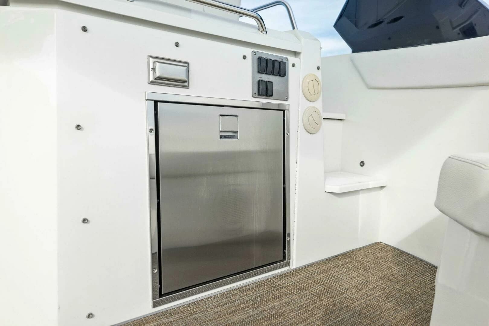 2015 Cruisers Yachts 390 Express Coupe - Image 14