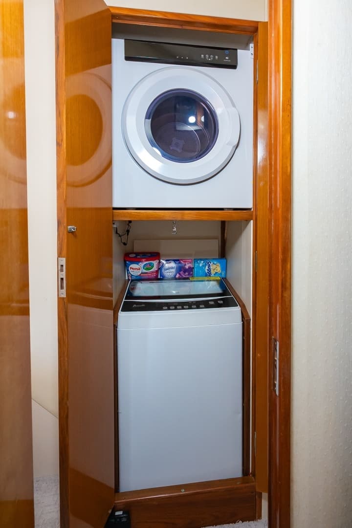 1998 Viking 47 Convertible - Image 45