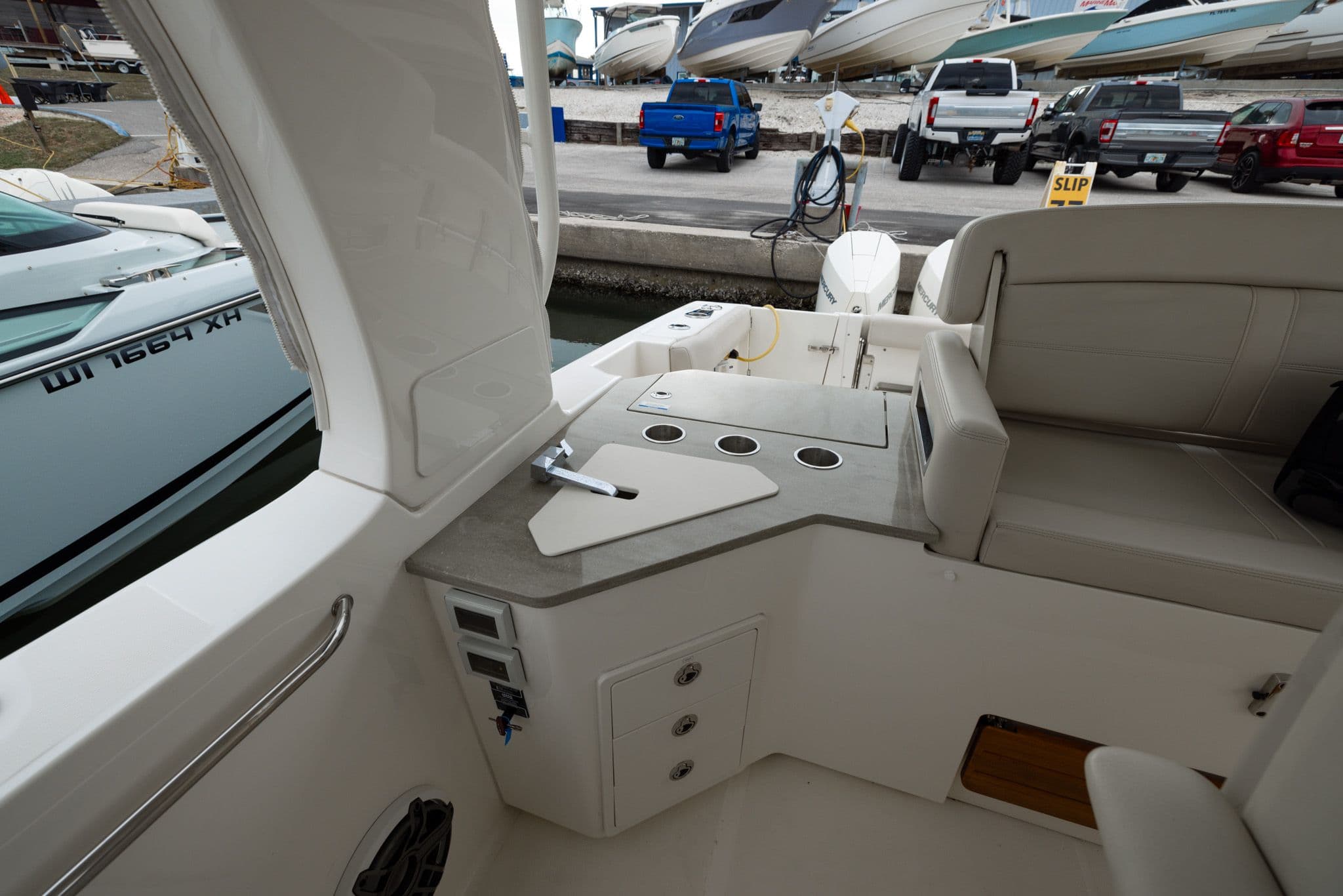 2023 Boston Whaler 350 Realm - 31