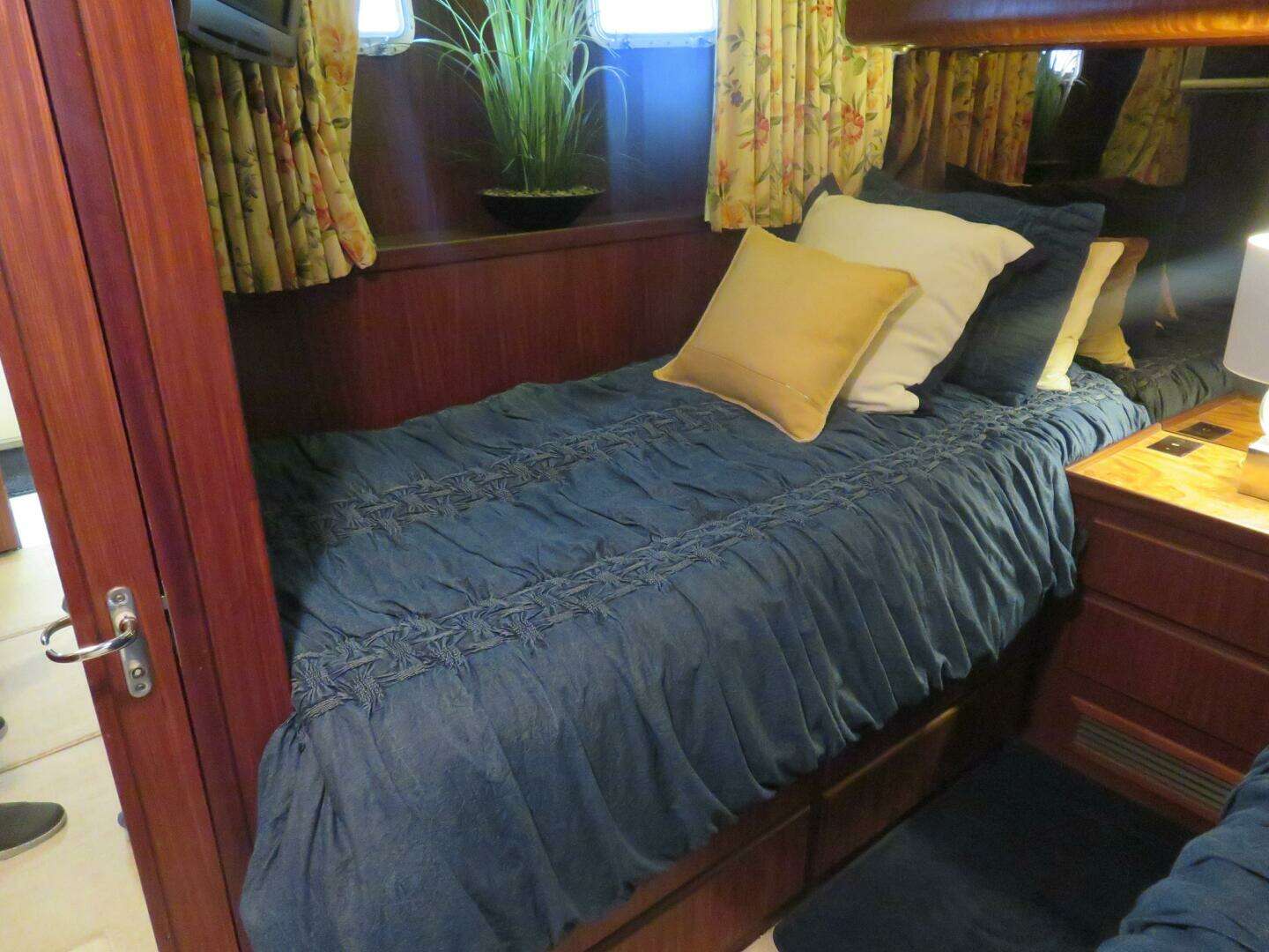 1986 Hatteras 58 Motor Yacht - Image 32