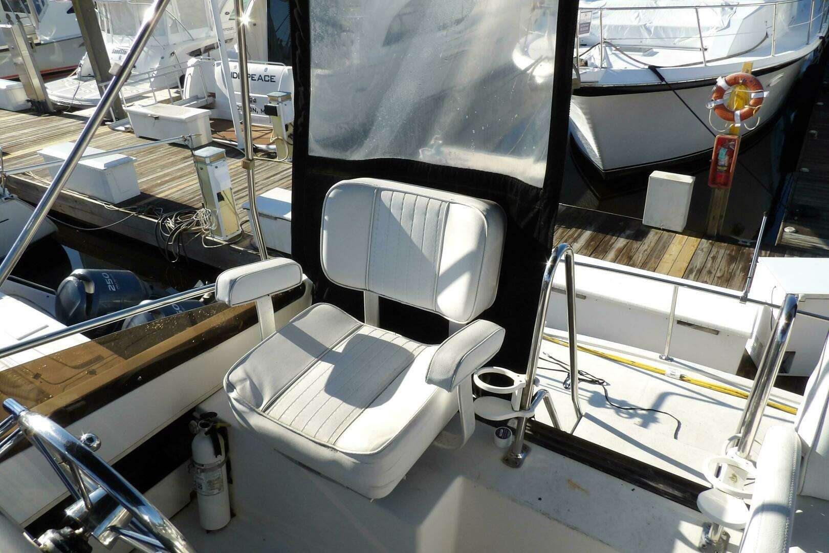 1992 Carver 28 Aft Cabin Motor Yacht - Image 13