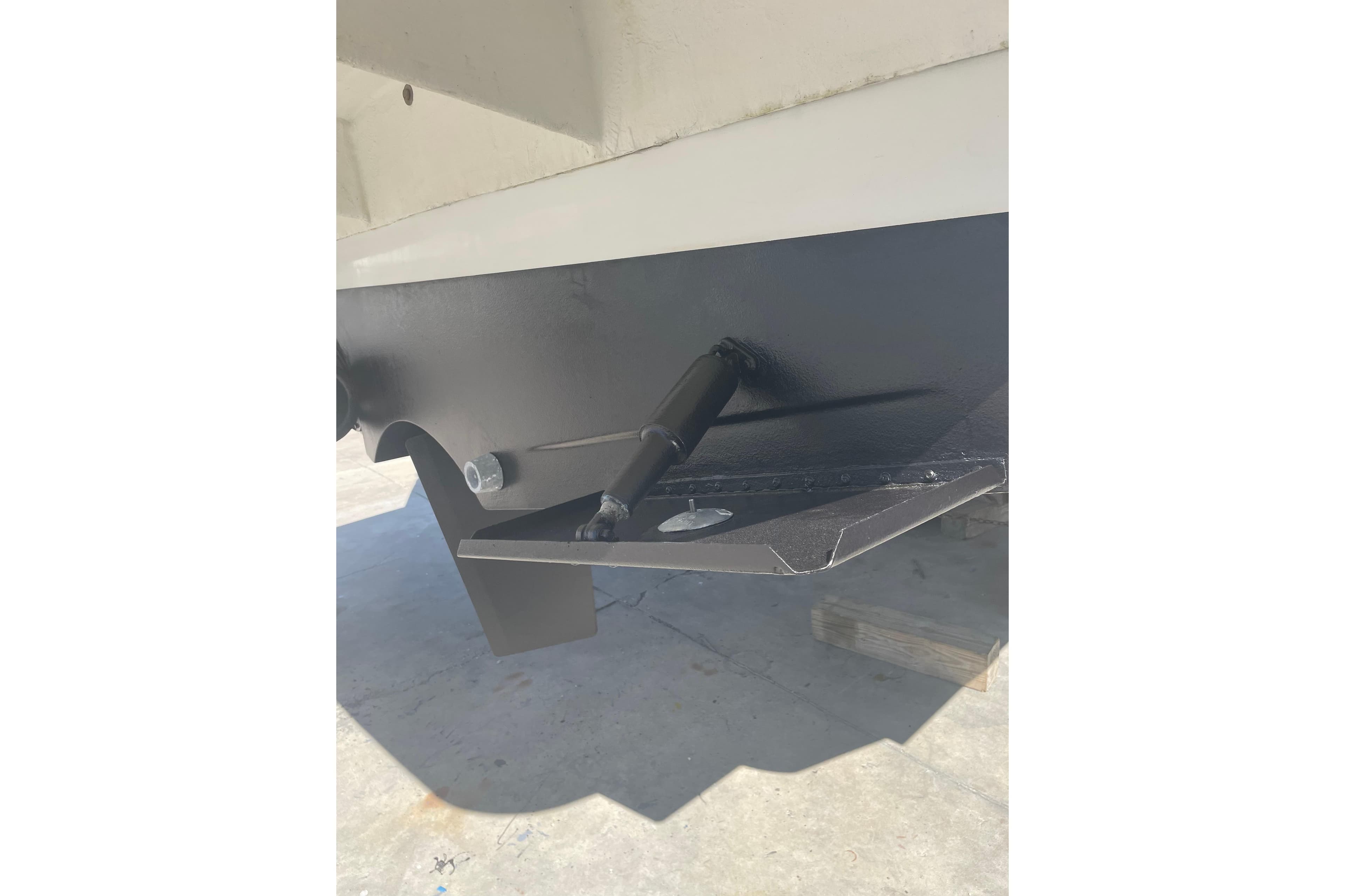 2011 Beneteau Swift Trawler 34 Fly hull detail, showcasing trim tab and hydraulic system.