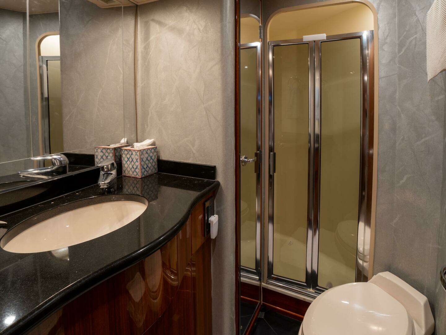 2005 Viking 74 Enclosed Bridge - Image 22