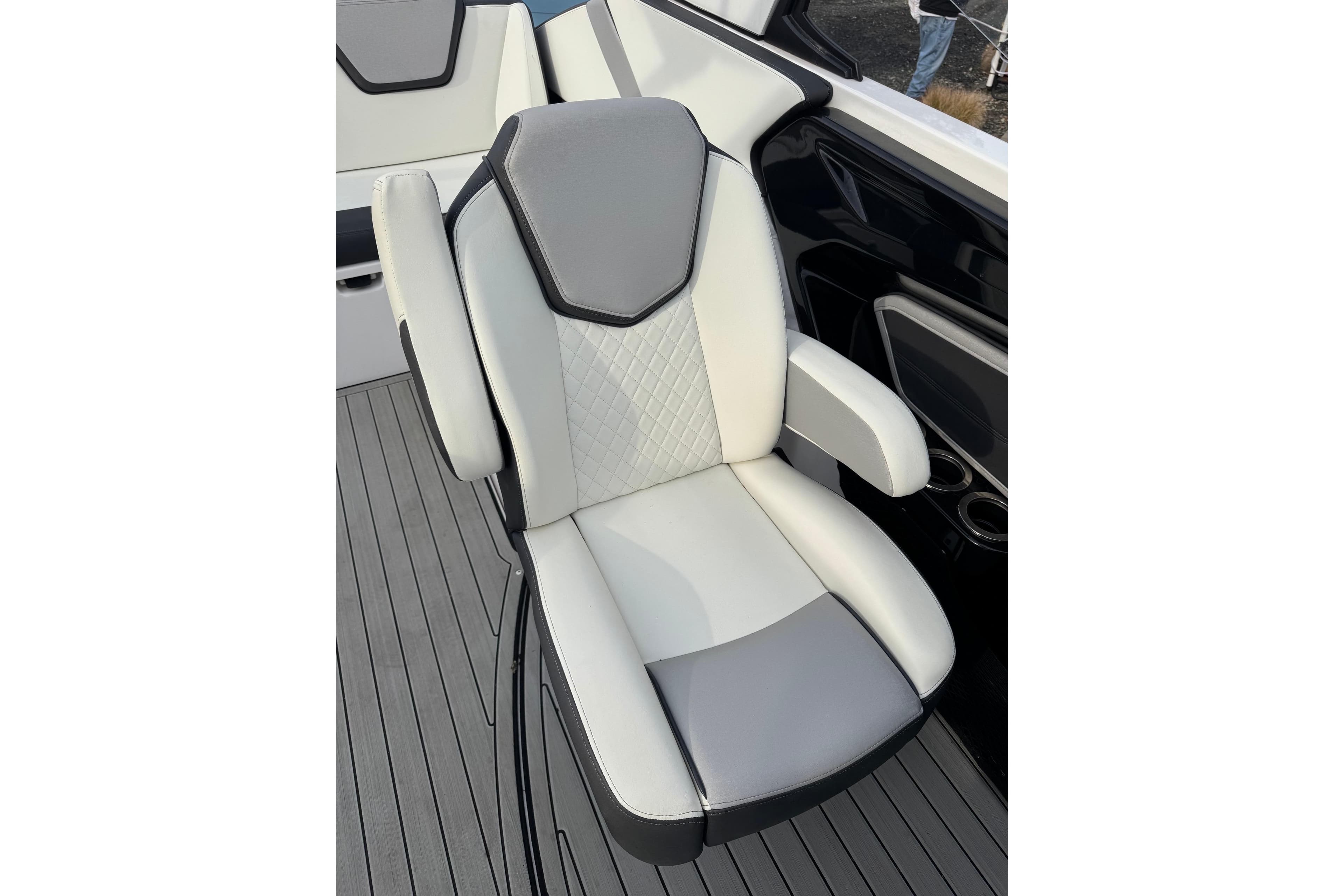 2023 Yamaha Boats 252SE interior seat with sleek, modern design and comfortable upholstery.
