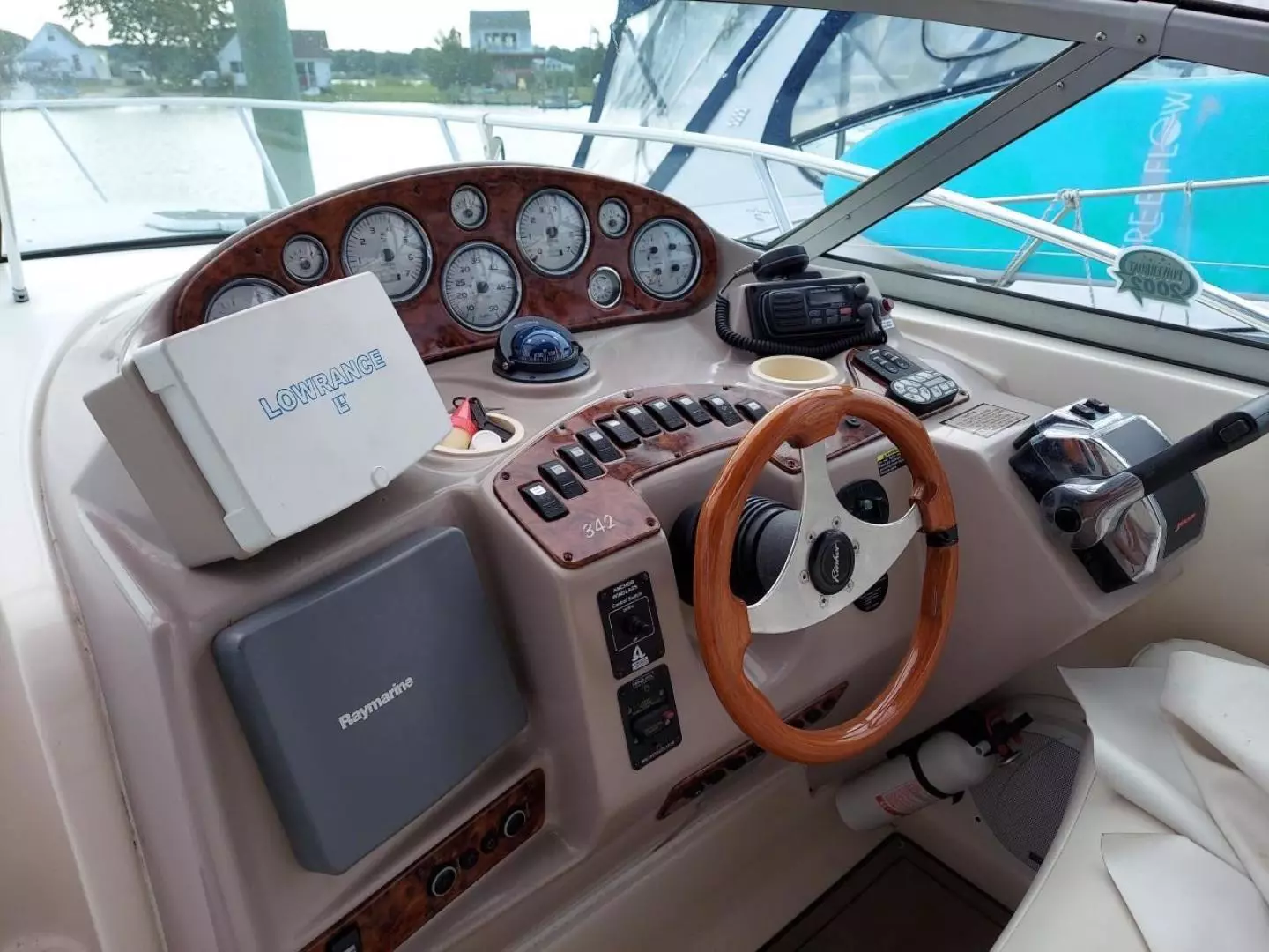 2004 Rinker 342 Fiesta Vee - Image 2