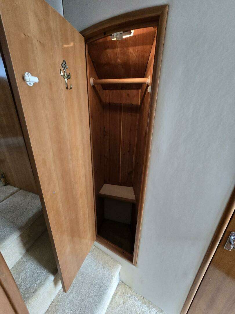 2002 Carver 444 Cockpit Motor Yacht - Image 41