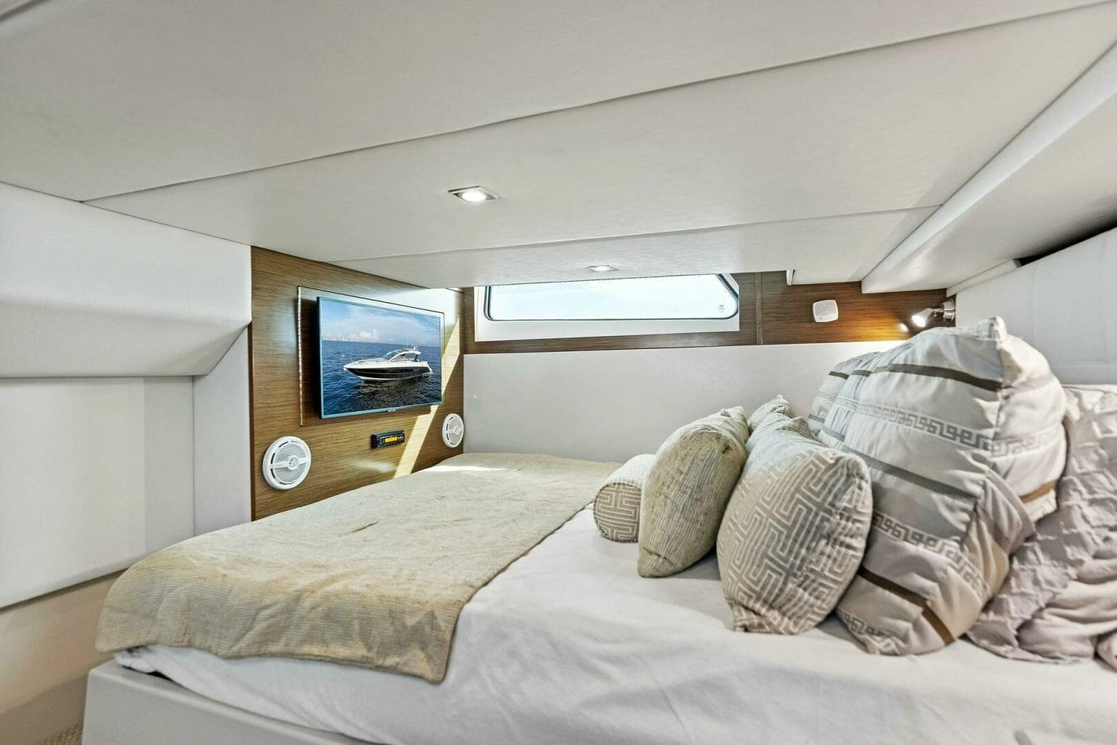 2015 Cruisers Yachts 390 Express Coupe - Image 29