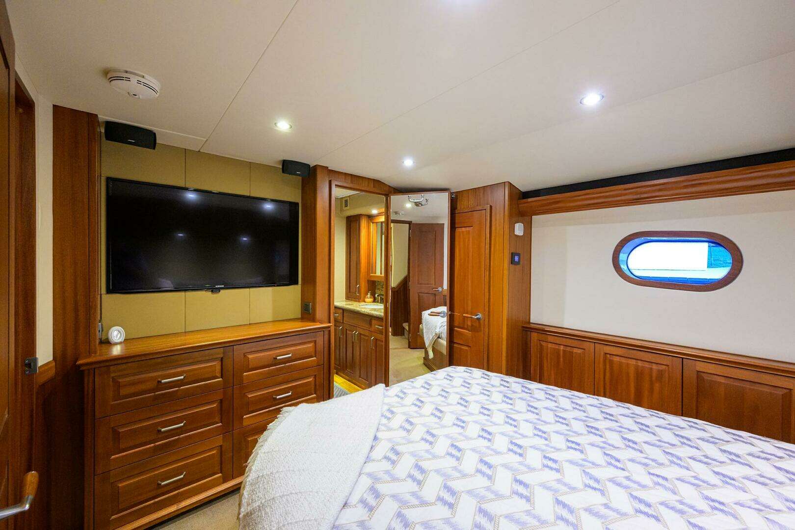 2013 Hatteras GT63 - Image 12