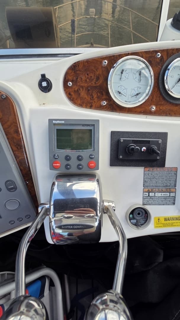 2004 Meridian 459 Aft Cabin Cockpit Motor Yacht - Image 19