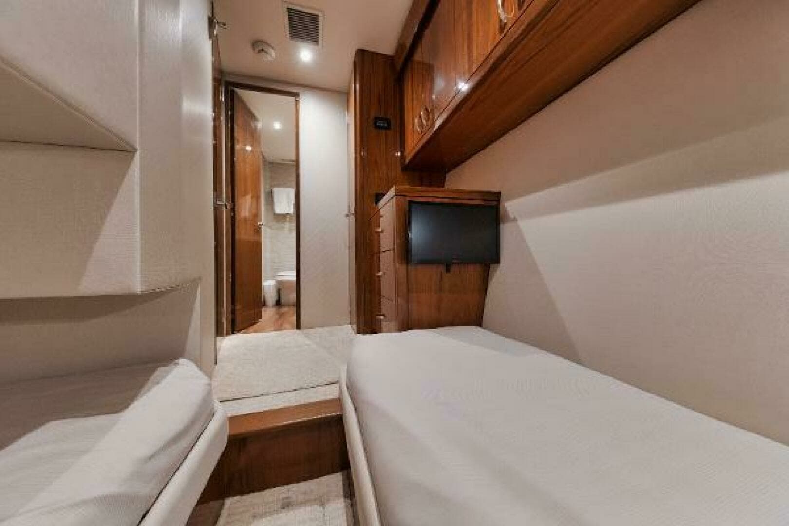 2018 Hatteras GT54 - Image 27