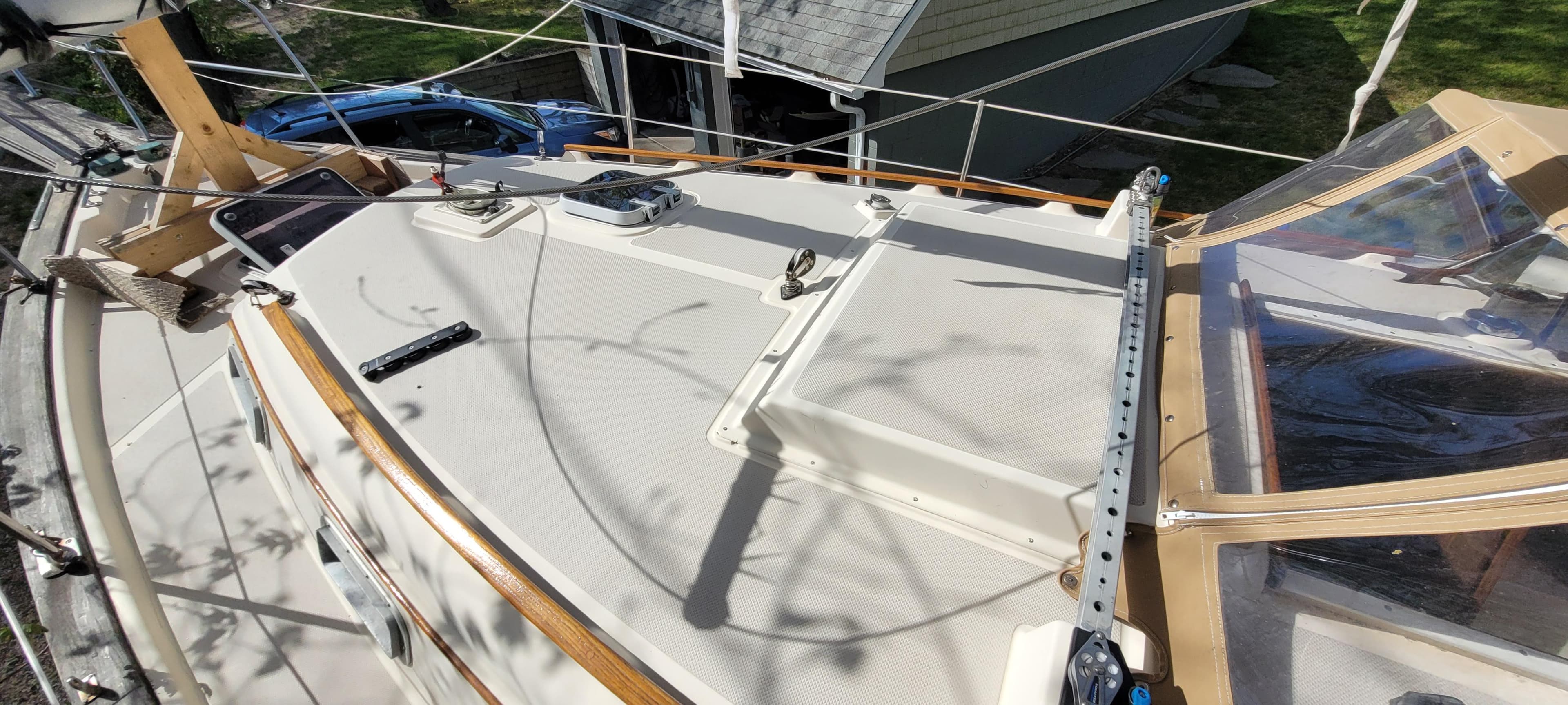 1986 Island Packet 27 Sloop deck view with rigging and hatch details.