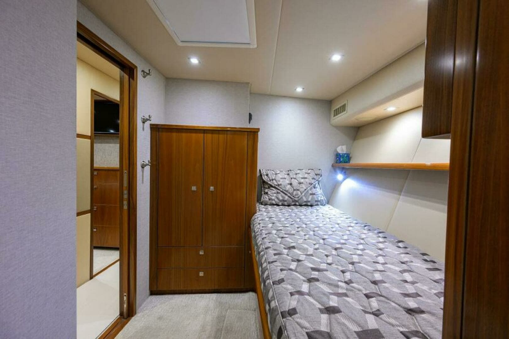 2019 Viking 80 Convertible - Image 29