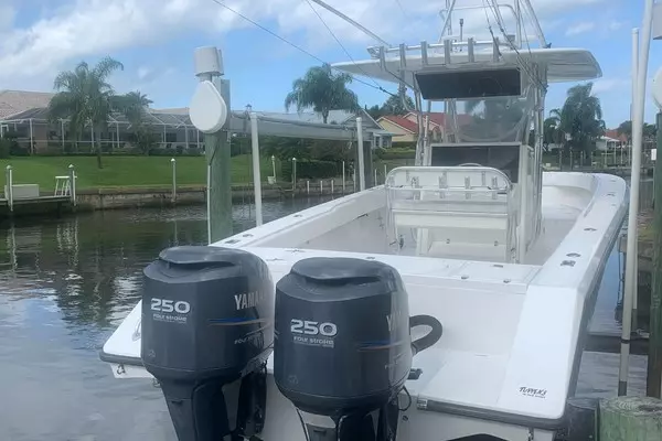 2001 Venture 34 Center Console
