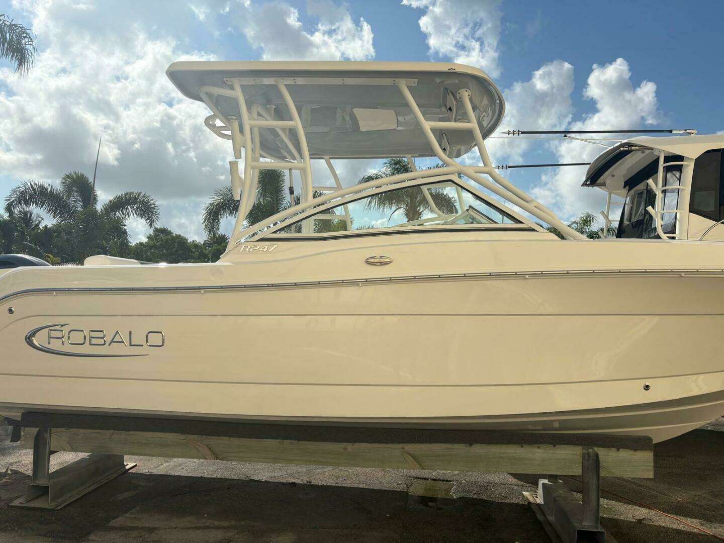 2021 Robalo R247 Dual Console - Image 28
