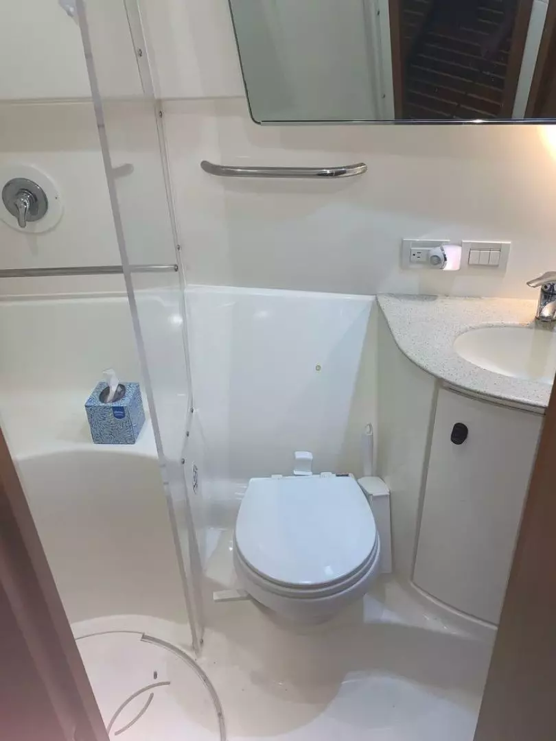 2008 Tiara Yachts 3900 Convertible - Image 9