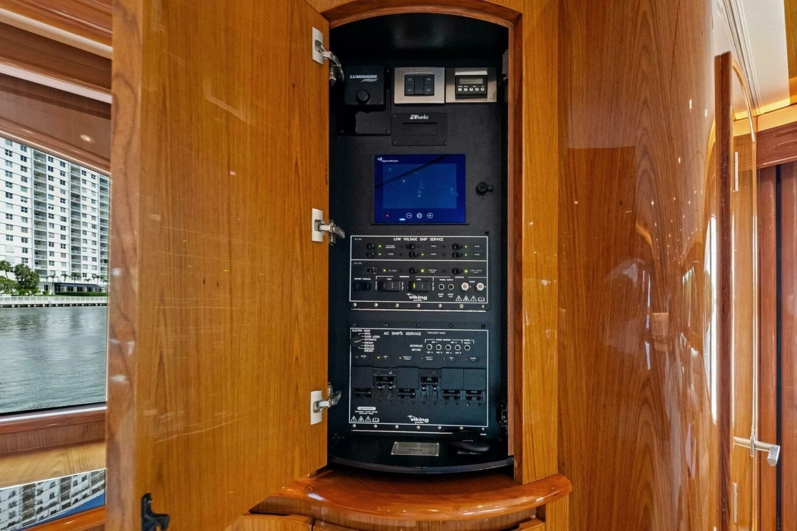 2012 Viking 82 Convertible - Image 18