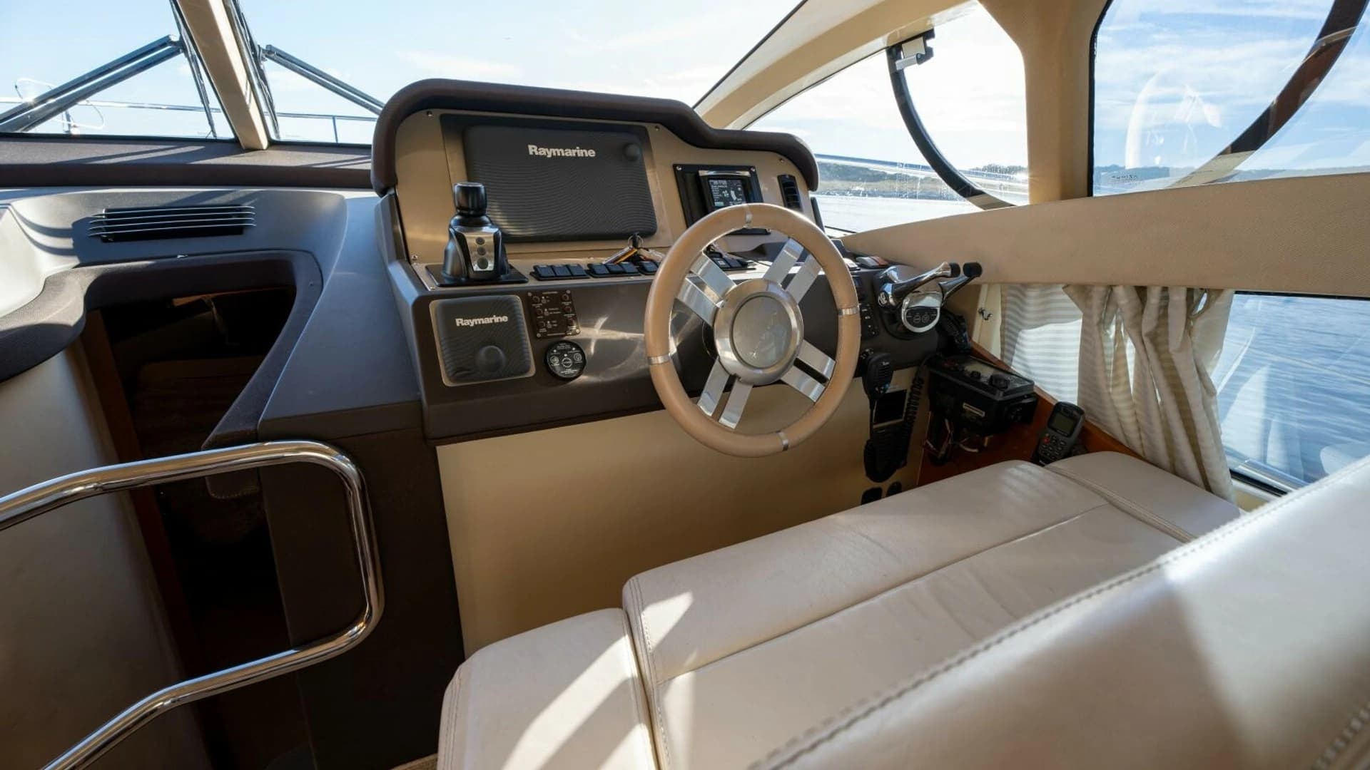 2013 Azimut 40 Flybridge - Image 28