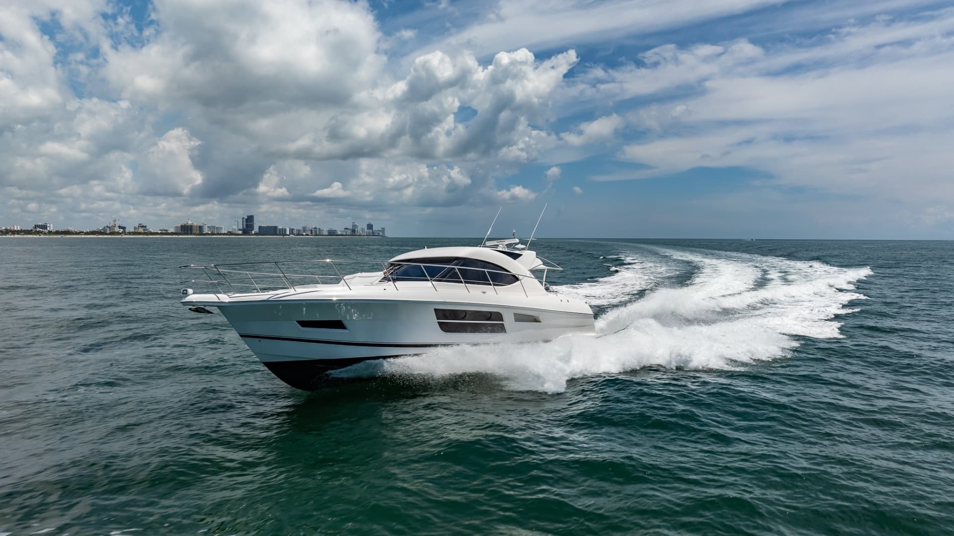 2016 Riviera 5000 Sport Yacht - Image 8
