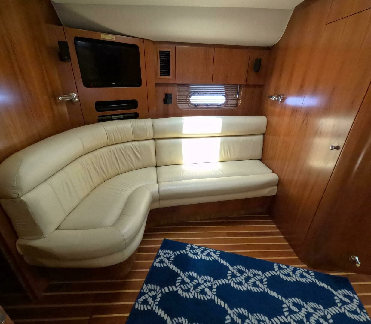 2004 Tiara Sport 5200 Sovran Salon - Image 11
