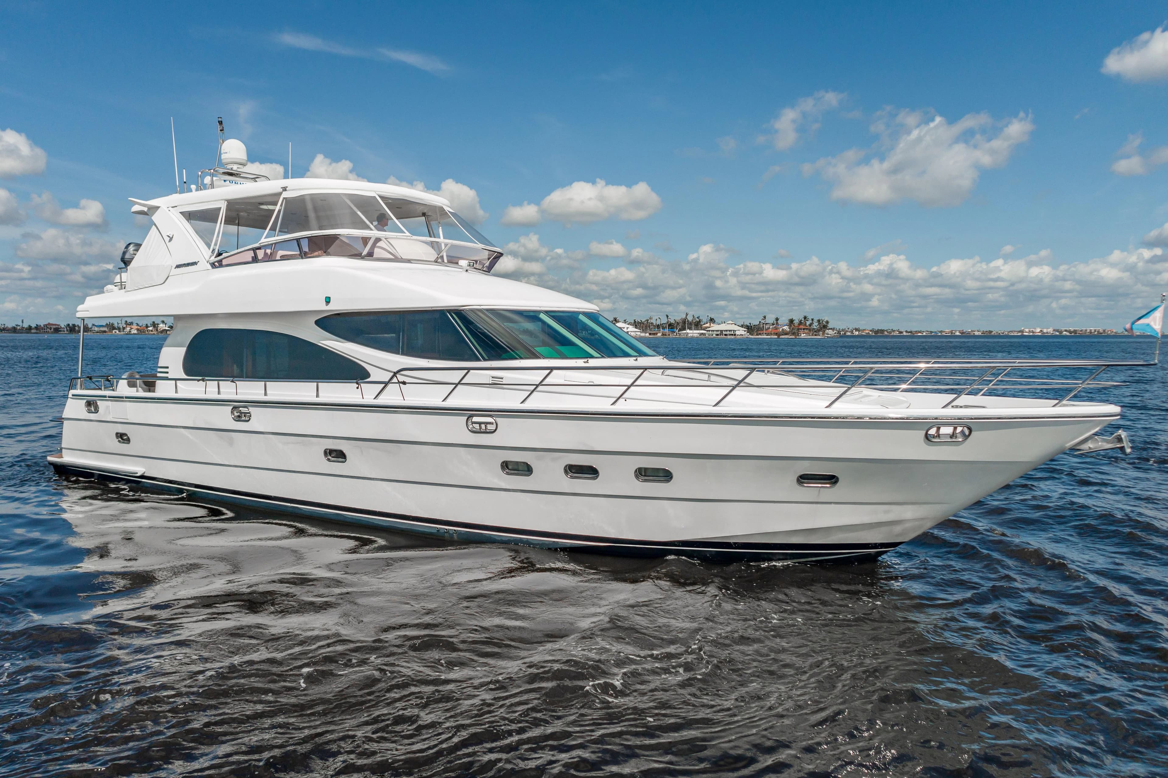 Luxury yacht Horizon 64 from 2003 on calm waters.