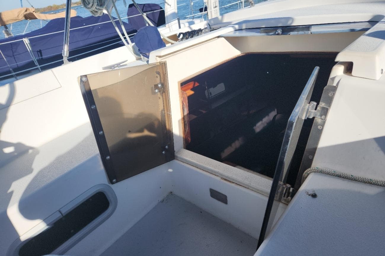 Open hatch on 1993 Catalina Morgan 381 sailboat, showing interior access.
