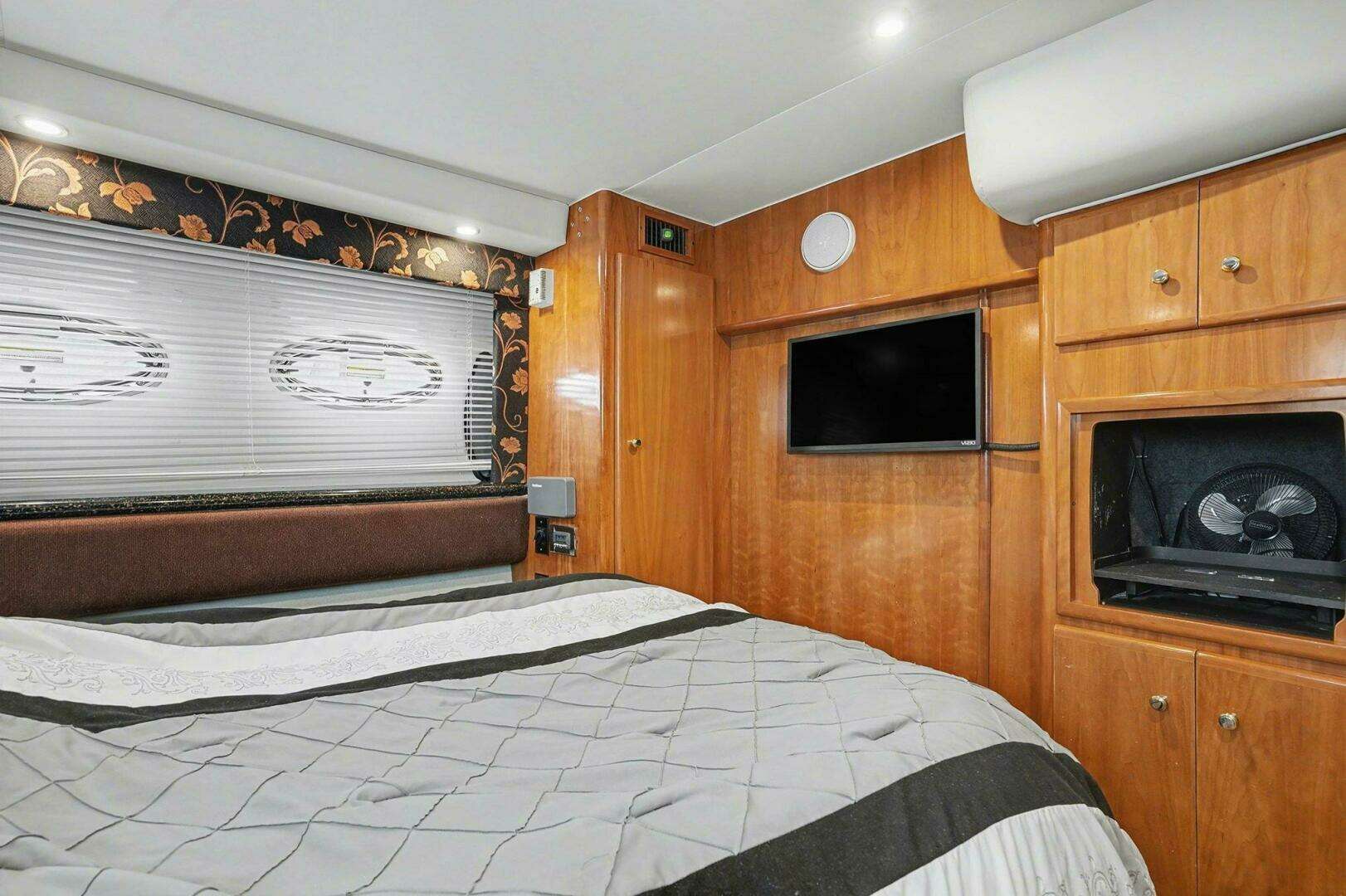 2001 Carver 356 - Image 14