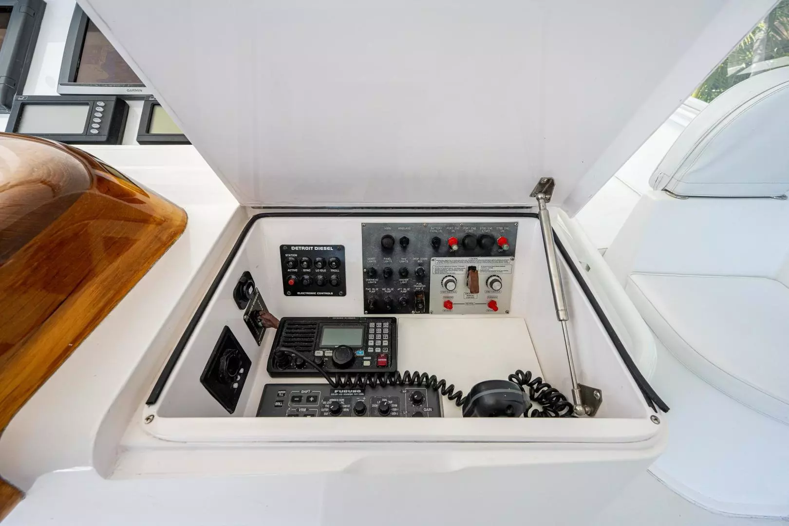 2005 Viking 74 Convertible - Image 36