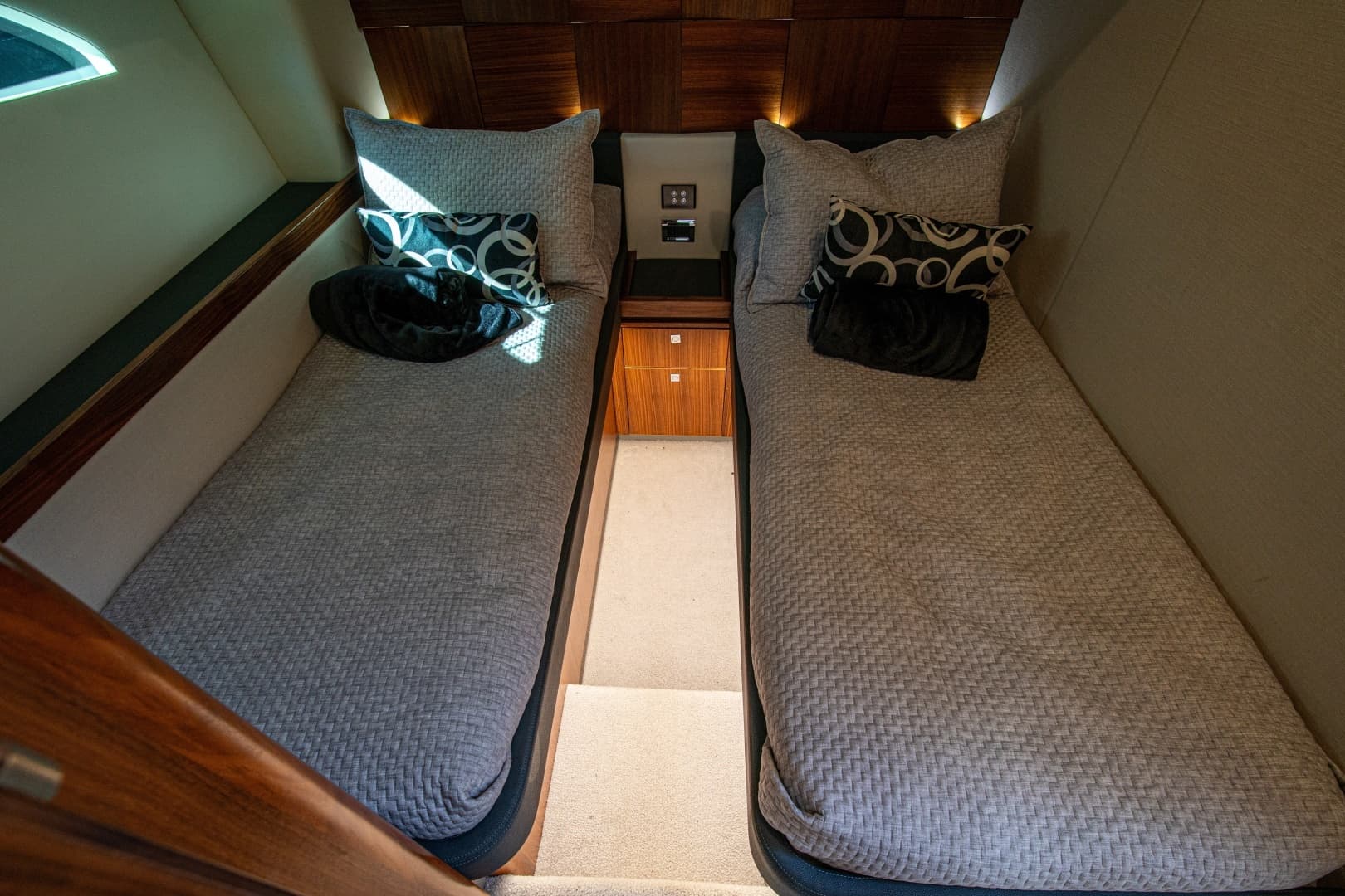 2015 Riviera 6000 Sport Yacht - Image 44