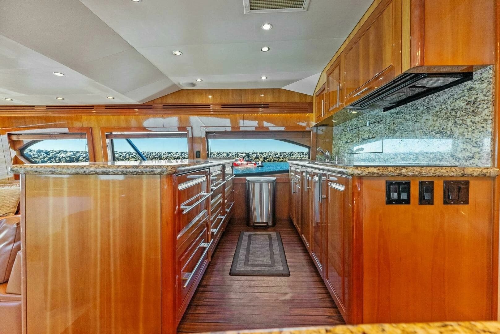2007 Hatteras 64 Convertible - Image 11